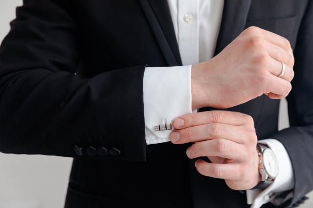 平服指定の結婚式二次会や式典での服装マナー